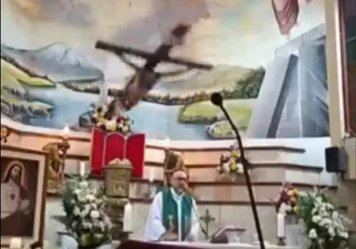Ciężki krzyż spadł na księdza podczas mszy. Duchowny nie żyje (WIDEO)
