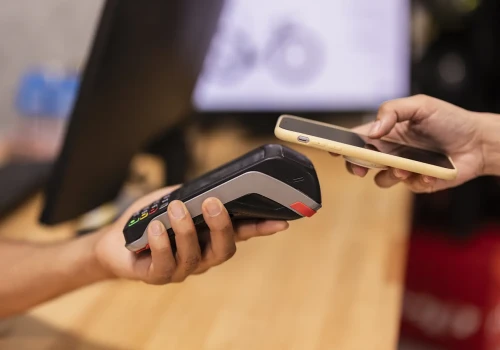 Groźne oszustwo wymierzone w klientów banków. Wystarczy przyłożyć kartę do telefonu. Eksperci ostrzegają