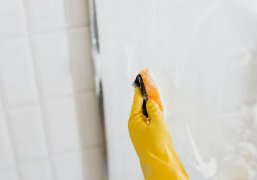 Wlej to na gąbkę i przetrzyj szybę. Kamień z kabiny zniknie bez szorowania