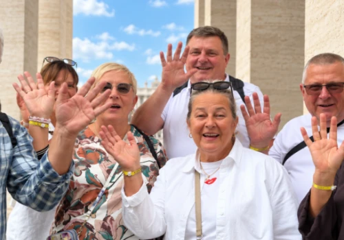 Wierni są zaskoczeni i wdzięczni z szybkiego powrotu papieża. Dzielą się swoją reakcją