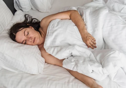 Lepiej spać na lewym czy prawym boku? Kardiolog mówi wprost