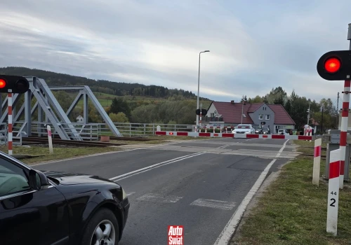 Posypią się prawa jazdy na przejazdach. Już podwyższyli kary, teraz podłączą setki kamer