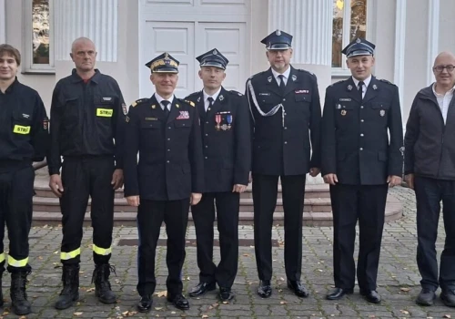 Były Komendant Główny PSP z wizytą w OSP RW Ślężany. Oddano hołd poległym strażakom