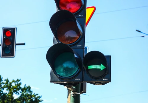 Zielona strzałka to nie zielone światło. Kogo musisz przepuścić?