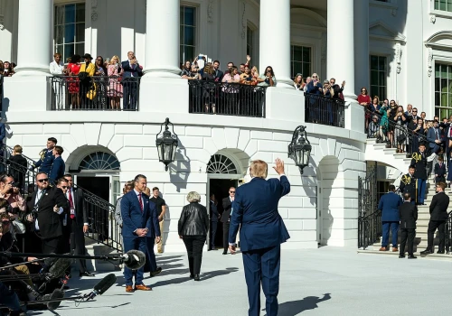 Trump wstrzymuje część sankcji na Rosję tuż przed wejściem nowego prawa