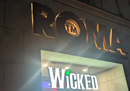 Warszawa ma musical na światowym poziomie! „Wicked” w Teatrze ROMA to absolutny majstersztyk