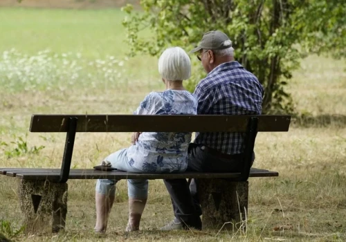 Zniżki i ulgi dla seniorów w Polsce. Takie warunki muszą spełnić