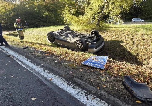 Wypadek trzech samochodów na Podkarpaciu. Auto dachowało w rowie