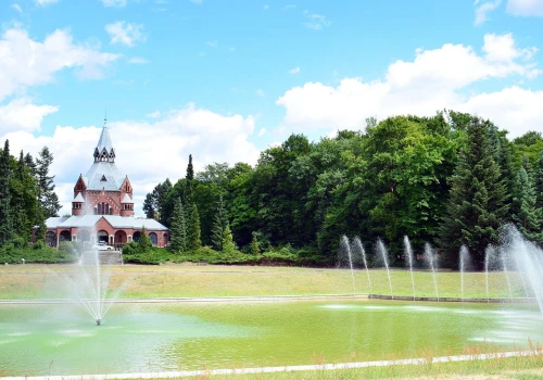 Jest największy w Polsce. Wygląda jak gigantyczny park, ale spoczęło tu 300 tys. osób