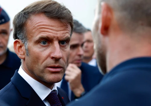 Macron w miałkim orędziu kłamliwie zrzucił winę za zamieszki na „skrajną prawicę”