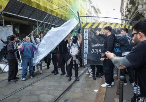 Włochy/ Drugi dzień zamieszek i aktów wandalizmu w Mediolanie. Młodzi ludzie protestują przeciwko wysokim kosztom życia