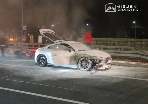 Pożar Audi w Legionowie. Kierowcy i żołnierz ruszyli na pomoc. Ugasili płomienie przed przyjazdem służb