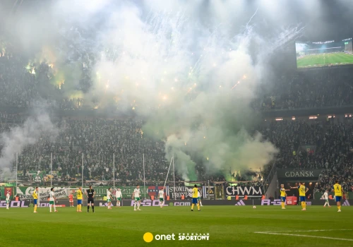 Derby Trójmiasta przerwane w 82. minucie. Ogień na trybunie