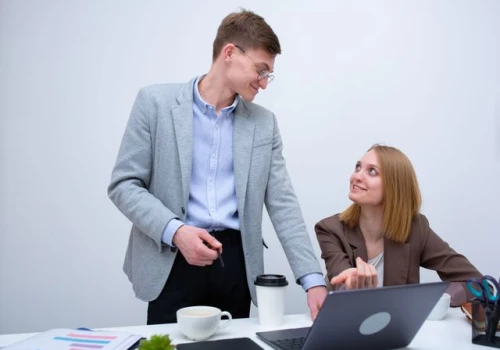 Dobra komunikacja i docenianie ważniejsze niż motywowanie? Tego pracownicy oczekują od szefa