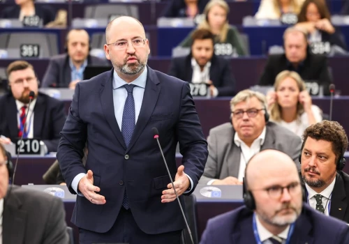 Adamowi Bielanowi grunt pali się pod nogami. Chciał zaimponować Kaczyńskiemu, a wkurzył Amerykanów