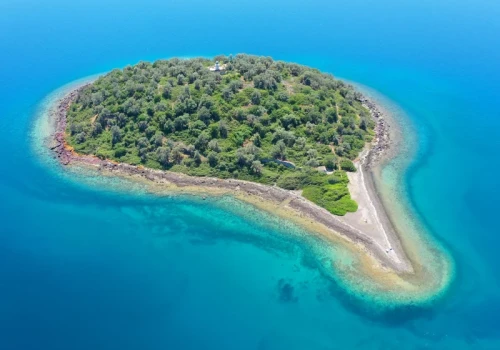 Mała grecka wyspa na sprzedaż. Trzy plaże, morze i piękne widoki