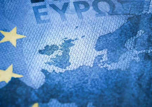 Euro pod presją. Napięcia wokół Ukrainy i kryzys fiskalny Francji osłabiają walutę