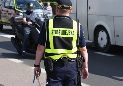 Ile patroli pilnuje naszych ulic i jak zmienia się miejski monitoring?