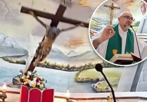 Tragedia podczas mszy w Ekwadorze. Ogromny krzyż spadł na księdza. Duchowny nie żyje