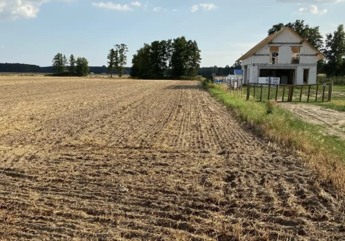 Rolnik podejrzewa, że sąsiad zabrał mu kawałek pola. Ten nie chce geodety. Co mówi prawo?