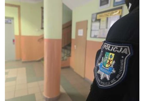 Blisko 238 tys. kontroli placówek oświatowych. Policja podaje bilans