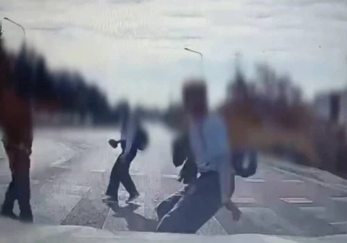 Wjechał na czerwonym prosto w pieszych. Dramatyczne nagranie z Wrocławia