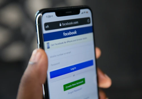 Facebook karmi Polaków bzdurami i zarabia na kłamstwach oraz oszustwach. Nowe szacunki
