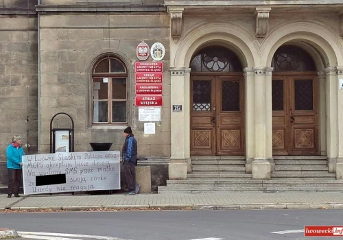 Demonstracja przed Urzędem Gminy i Miasta w Lwówku Śląskim
