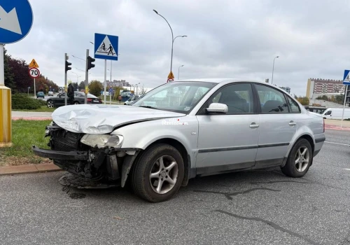 Czerwone światło przyczyną groźnej stłuczki na al. Witosa. 76-letni kierowca Volkswagena w szpitalu