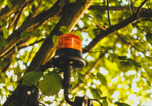 Światło ostrzegawcze na magnes, trzpień czy przykręcane – jaki sposób montażu lampy błyskowej wybrać?