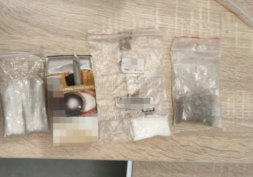 Zatrzymali Toyotę przez pękniętą szybę. Kierowca i pasażer wpadli z narkotykami