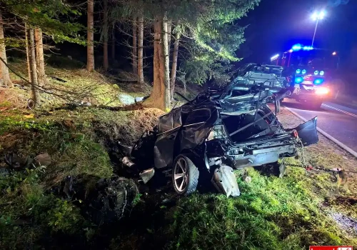 Policja o śmiertelnym wypadku, w którym zginęło dwóch mężczyzn