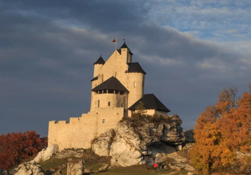 Najpiękniejsze zamki na Jurze. Robią większe wrażenie niż Ogrodzieniec
