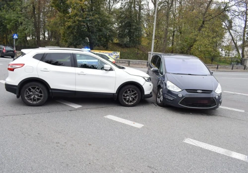 Wypadek na ul. Warszawskiej w Białej Podlaskiej. 73-letnia kierująca trafiła do szpitala