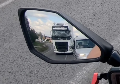 Nie ma takiego wjazdu na czerwonym! Motocyklista zablokował ciężarówkę