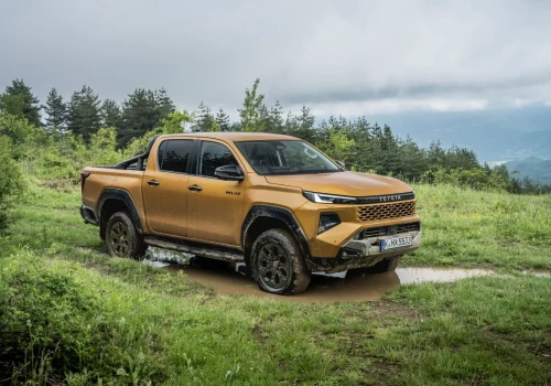Niezniszczalna Toyota Hilux 9. generacji już dostępna. Zobacz co potrafi