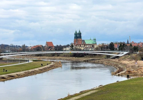 Ten most połączył Stare Miasto z Ostrowem Tumskim. Teraz doceniono jego architekturę