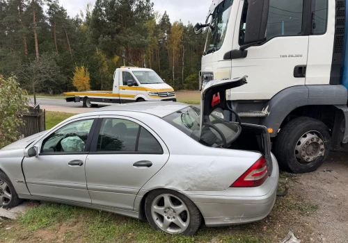 Wyprzedzał i zderzył się z ciężarówką. Kto winien?