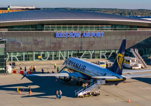 Święto podróżnych na lotnisku w Jasionce. Niespodzianki w terminalu podczas “Tygodnia Wdzięczności dla Pasażerów”