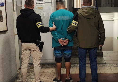 Był pijany i prowadził auto mimo że nie ma do tego uprawnień. 31-letni Kolumbijczyk zatrzymany w Raduckim Folwarku. Miał przy sobie marihuanę!