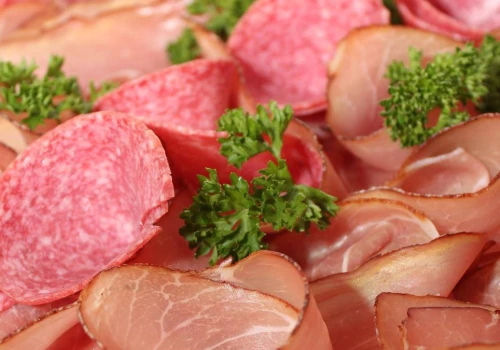 Wędlina z groźną bakterią. Produkt pilnie znika ze sklepów, GIS ostrzega