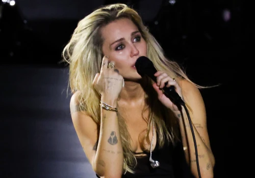 Ostro skrytykowali Miley Cyrus po powrocie na scenę. Chciała odwołać koncert