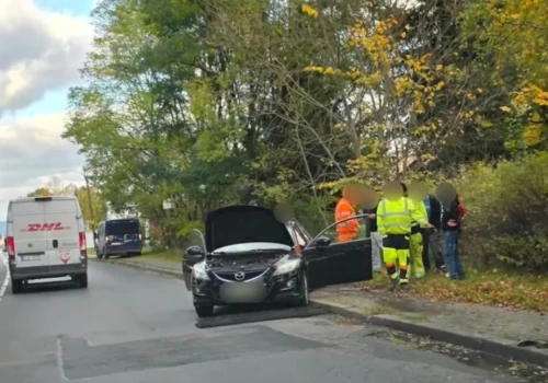 Kolizja na ulicy Spółdzielczej w Jeleniej Górze. Kierowcy muszą liczyć się z utrudnieniami