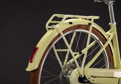 Wygląda jak elegancki rower sprzed lat, ale kryje silnik. Nowy Cube zaskakuje praktycznością