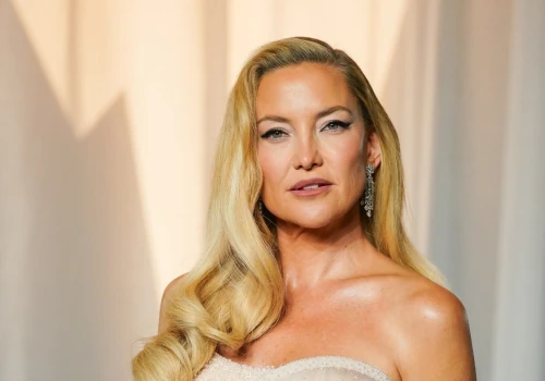 Kate Hudson zachwyca na gali. Postawiła na loki w hollywodzkim stylu