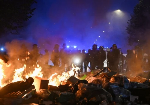 Paryż wprowadza godzinę policyjną. Demonstranci zwołują kolejne protesty