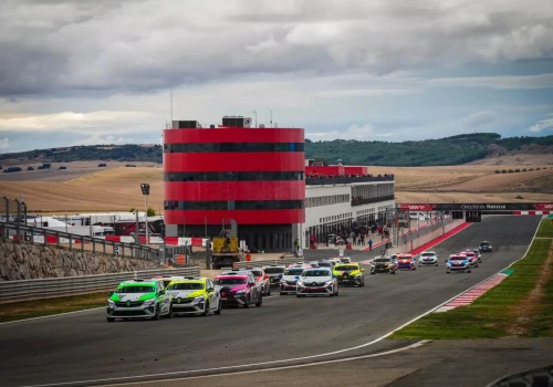 Kolizja i dyskwalifikacja w Renault Clio Cup. Czterech kierowców walczy o tytuł