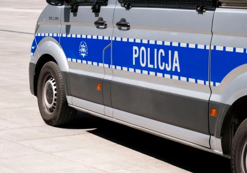Szokujące zatrzymanie na Marszałkowskiej. Świadkowie kwestionują działania policji, sąd odrzucił wniosek o areszt (wideo)