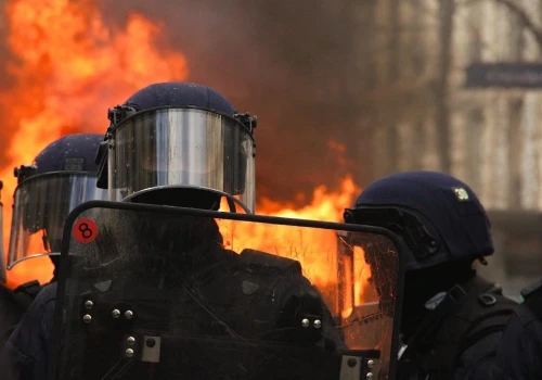 Europa płonie. Masowe protesty mają wspólny mianownik