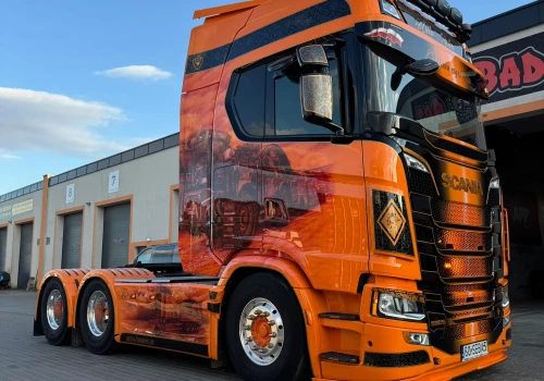 Maszyny i motywy kaszubskie na Scanii 590S -wyjątkowy ciągnik w firmie Auto-Seba
